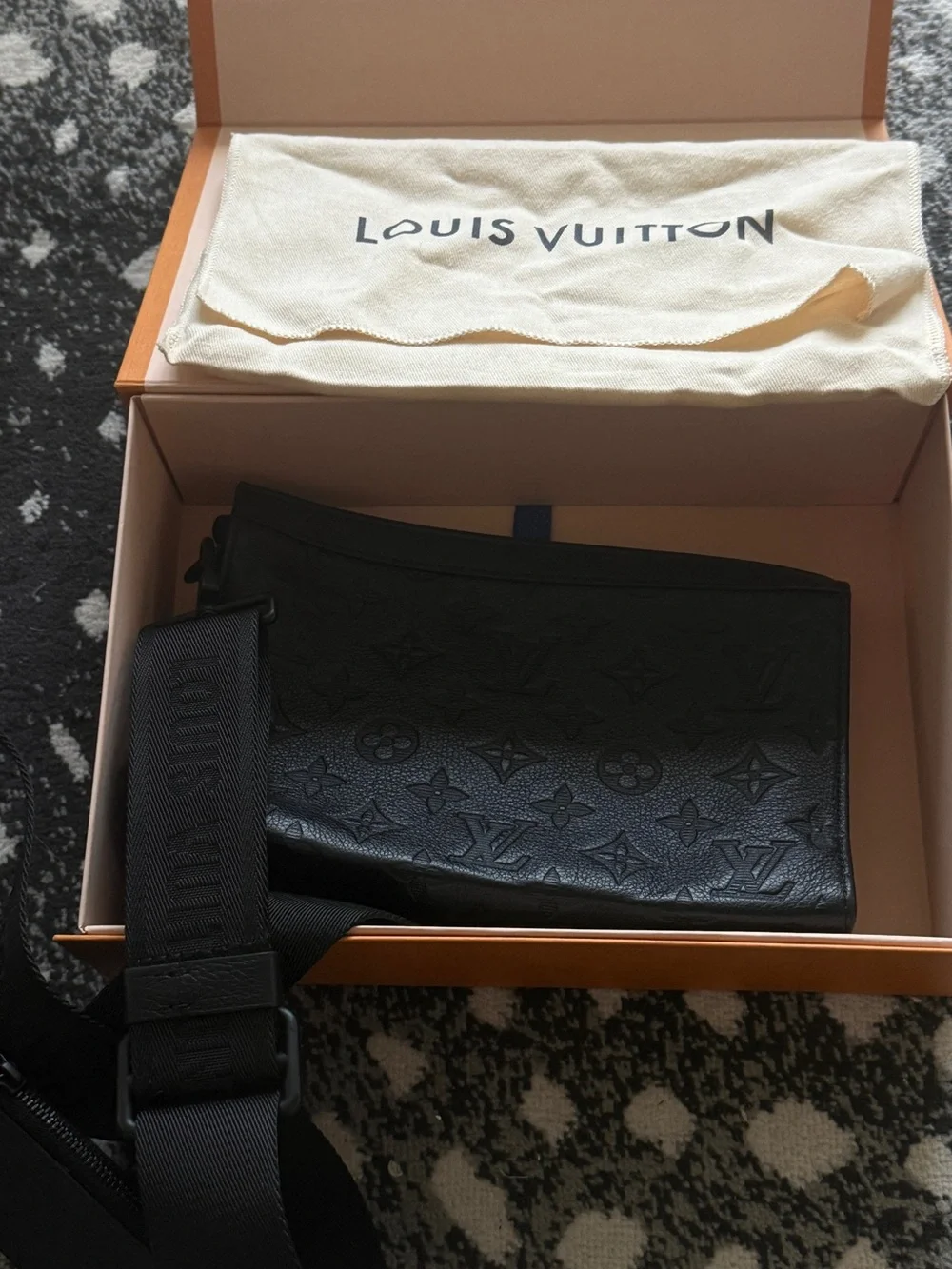 Louis Vuitton Black messenger Monogram Crossbody Bag MINT